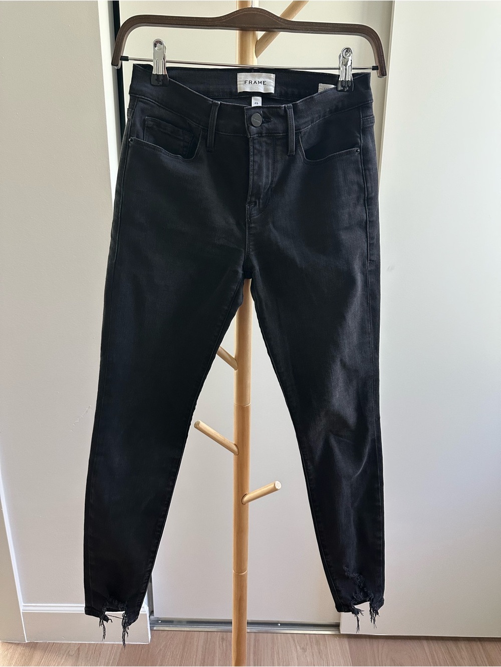 FRAME Le Skinny de Jeanne Black Raw Hem Jeans Size 25